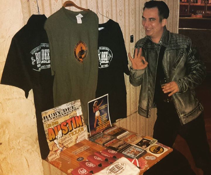 Kossi presenting  #merchandise of   #rubydeeandthesnakehandlers !  #mrtwist  #ro